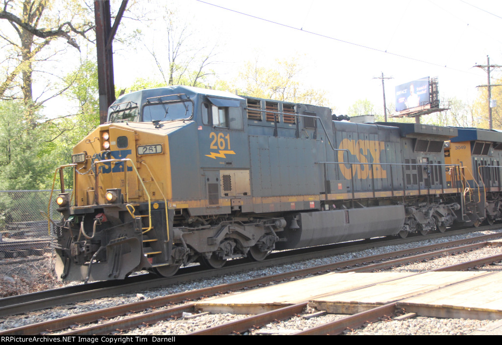 CSX 261 leading M404